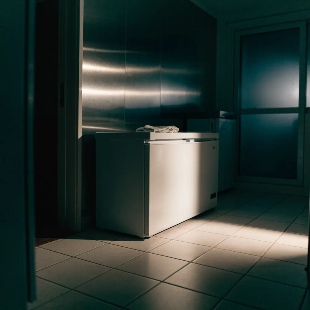 Freezer Horizontal 200 L sobre piso de lavadero de noche