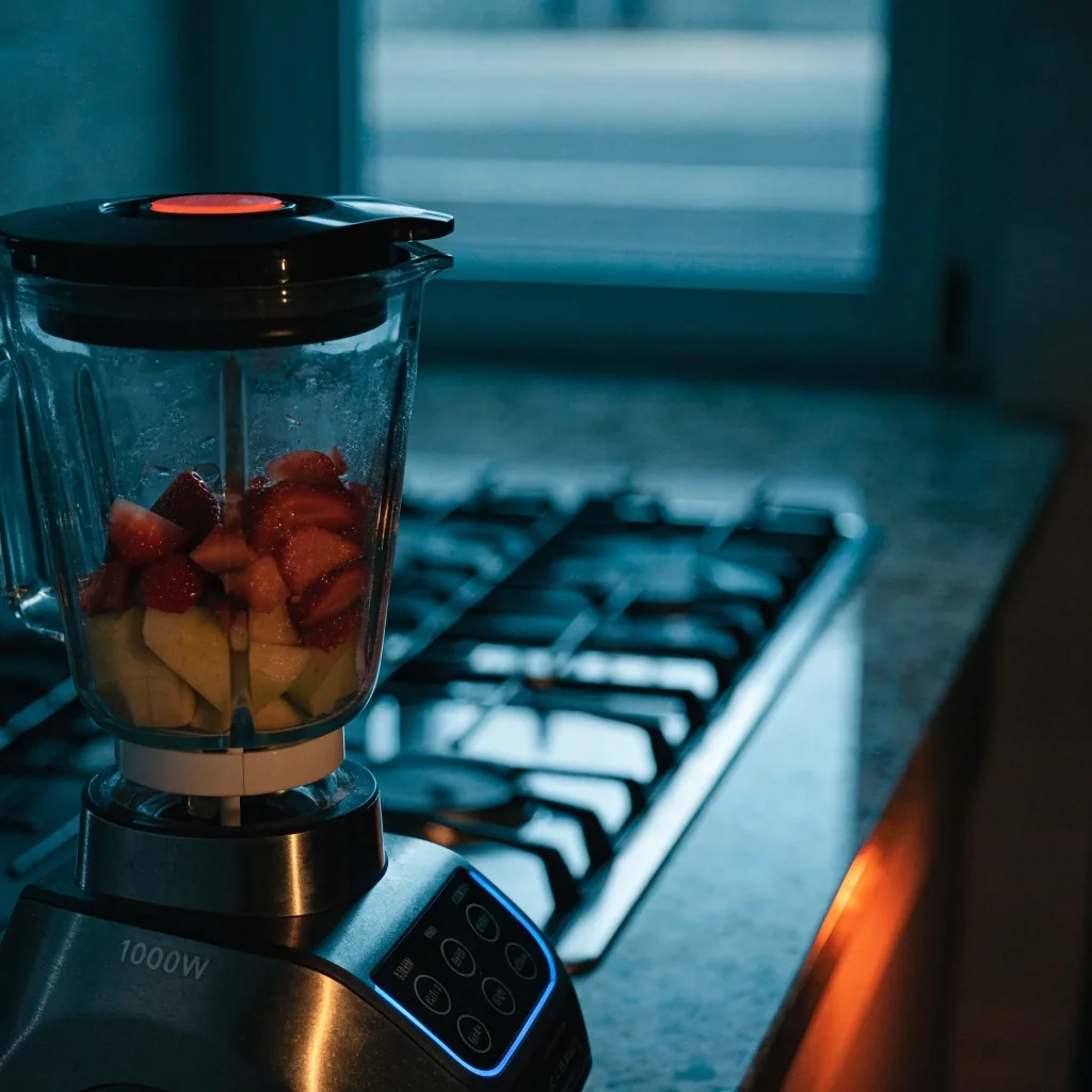 Licuadora de Vaso 1000W sobre mesada de cocina con frutas frescas